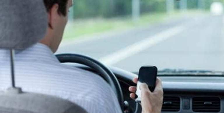 استخدام الهواتف المحمولة أثناء القيادة أصبح أمر شبه طبيعي، ولكن هل