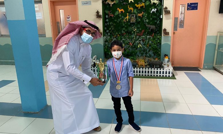 Photo of المعلم موسى خليف يكرم 75 طالبا من طلاب مدرسة الحلة