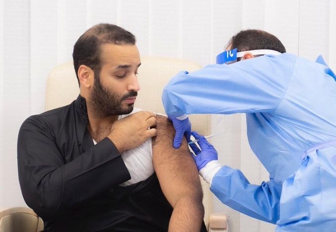 Photo of ولي العهد يتلقى الجرعة الأولى من لقاح كورونا