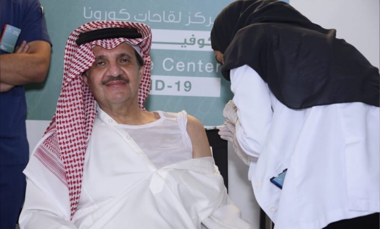 Photo of أمير المنطقة الشرقية يتلقى لقاح كورونا ، داعيا الجميع الى أخذ اللقاح