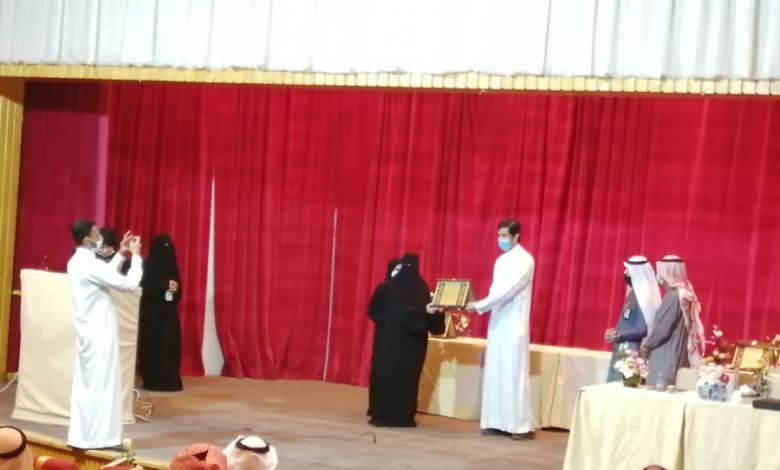 Photo of خيرية الأوجام على منصة التكريم نظير جهودها خلال جائحة كورونا