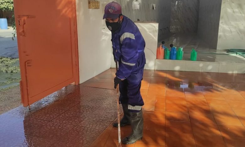 Photo of البلدية تباشر العمل بتنظيف المقبرة ومرافقها