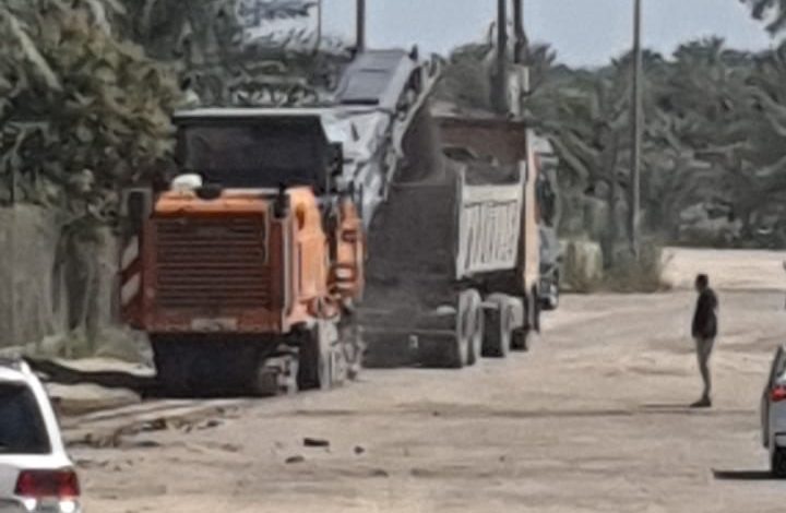 Photo of البدء بصيانة الطريق الزراعي