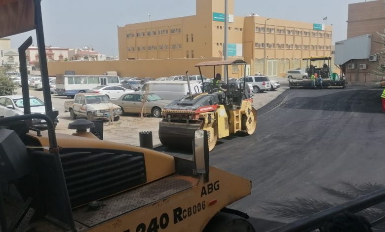 Photo of الرجاء إبعاد السيارات من طريق المدارس لتسهيل عملية رصف الشارع