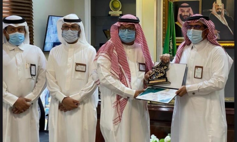 Photo of مكتب التعليم بمحافظة القطيف يكرّم الأستاذ عبدالواحد العجيان