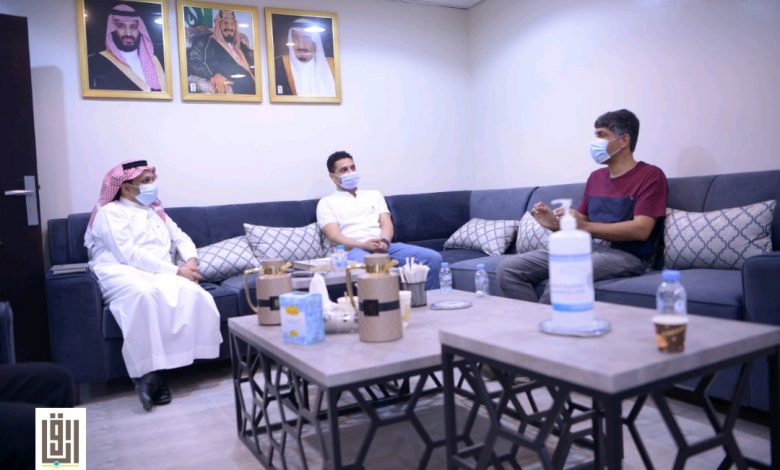 Photo of آل حمادة خلال تواجده في تنمية حلة محيش: بسطة حسن لا تتثاءب!