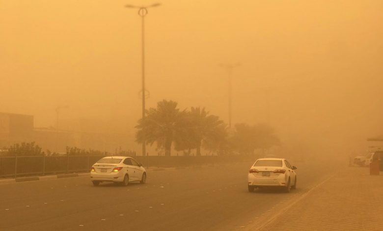 Photo of موجة الغبار تتسبب في إغلاق طريق الأحساء – الدمام