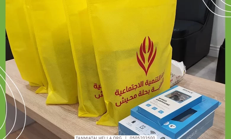 Photo of لجنة التنمية تقدم 13 جهازاً لوحياً “تابلت” لبعض الطلاب والطالبات في “مبادرة عون”