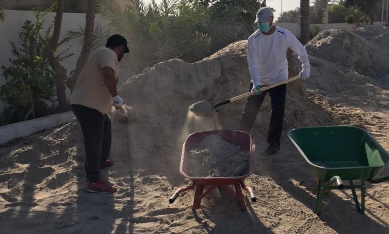 Photo of أكثر من ٦٠ متطوعاً يشاركون في مبادرة تهيئة أرضية المقبرة