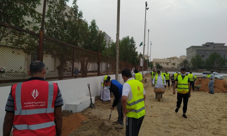 Photo of بالتعاون مع بلدية القطيف ووزارة البيئة 180 متطوعاً بحملة لنجعلها خضراء لشجير ملاعب نادي الأزهر بحلة محيش