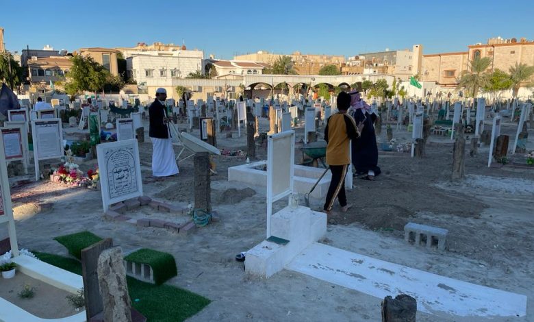 Photo of بالصور … استمرار المتطوعين في ترميم ارضية مقبرة حلة محيش والجارودية