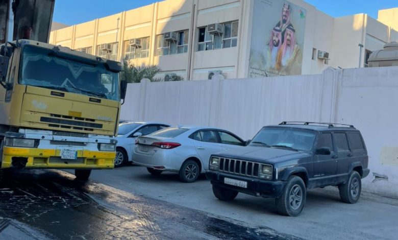 Photo of تنبيه : الرجاء إبعاد السيارات الواقفة بجانب المدرسة