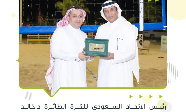 Photo of رئيس اتحاد كرة الطائرة يكرم جمعية التنمية بحلة محيش