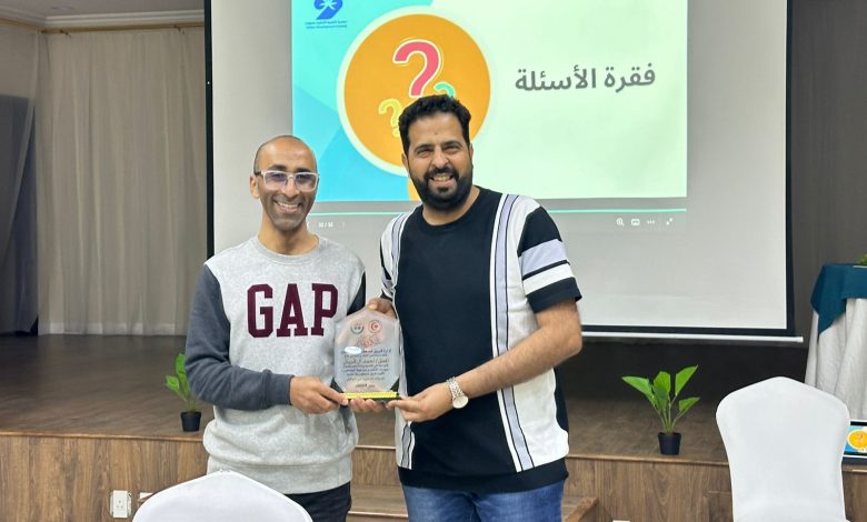 Photo of في أم الحمام .. المعلق أحمد آل قريش يدرب أعضاء مسعفون على الإلقاء ومواجهة الجمهور