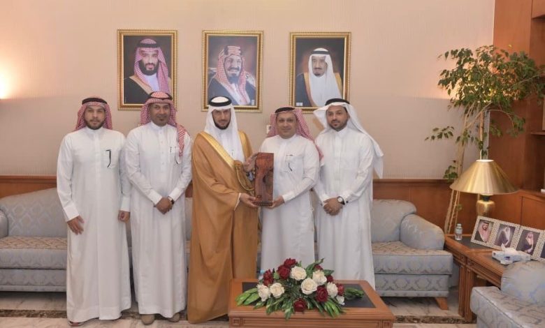 Photo of محافظ القطيف يطلع على أنشطة ومشاريع جمعية حلة محيش الأهلية